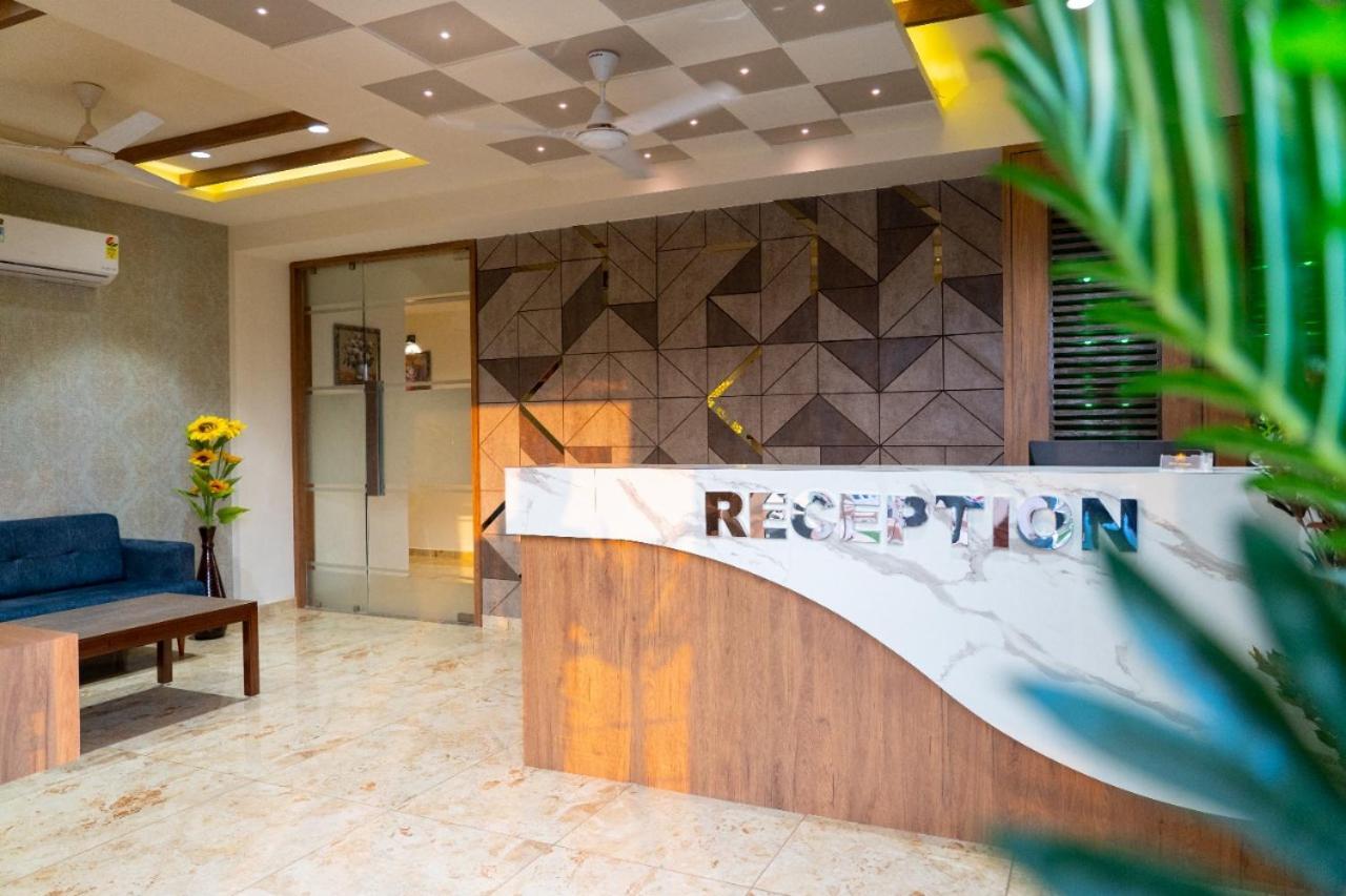 Hotel Lee Grand Ānand エクステリア 写真