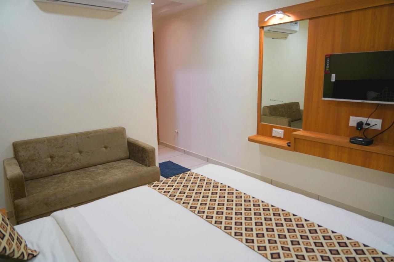 Hotel Lee Grand Ānand エクステリア 写真