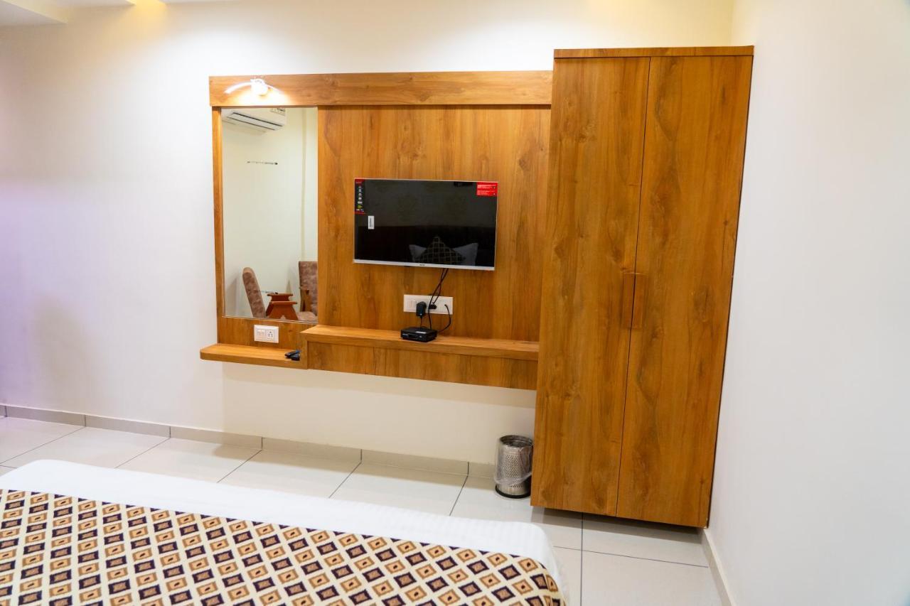 Hotel Lee Grand Ānand エクステリア 写真